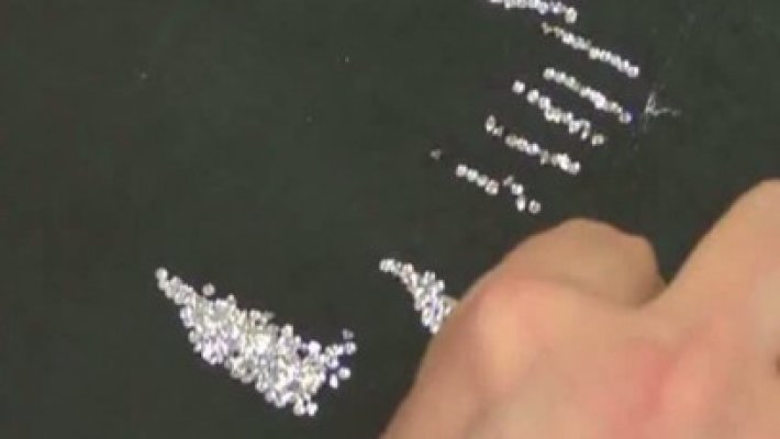 Un bărbat a fost prins pe aeroportul din Moscova cu mii de diamante într-o valiză